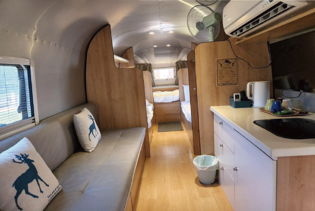 牛仔星村 太空露營車