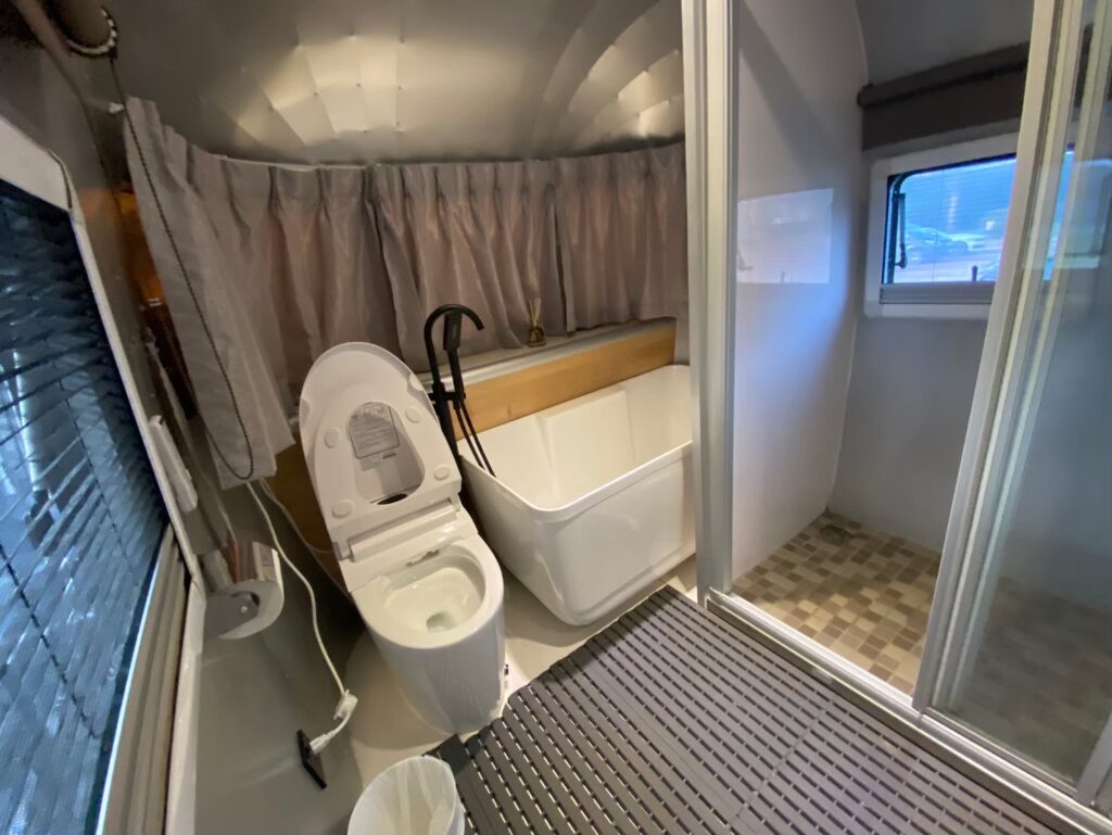 牛仔星村 太空露營車