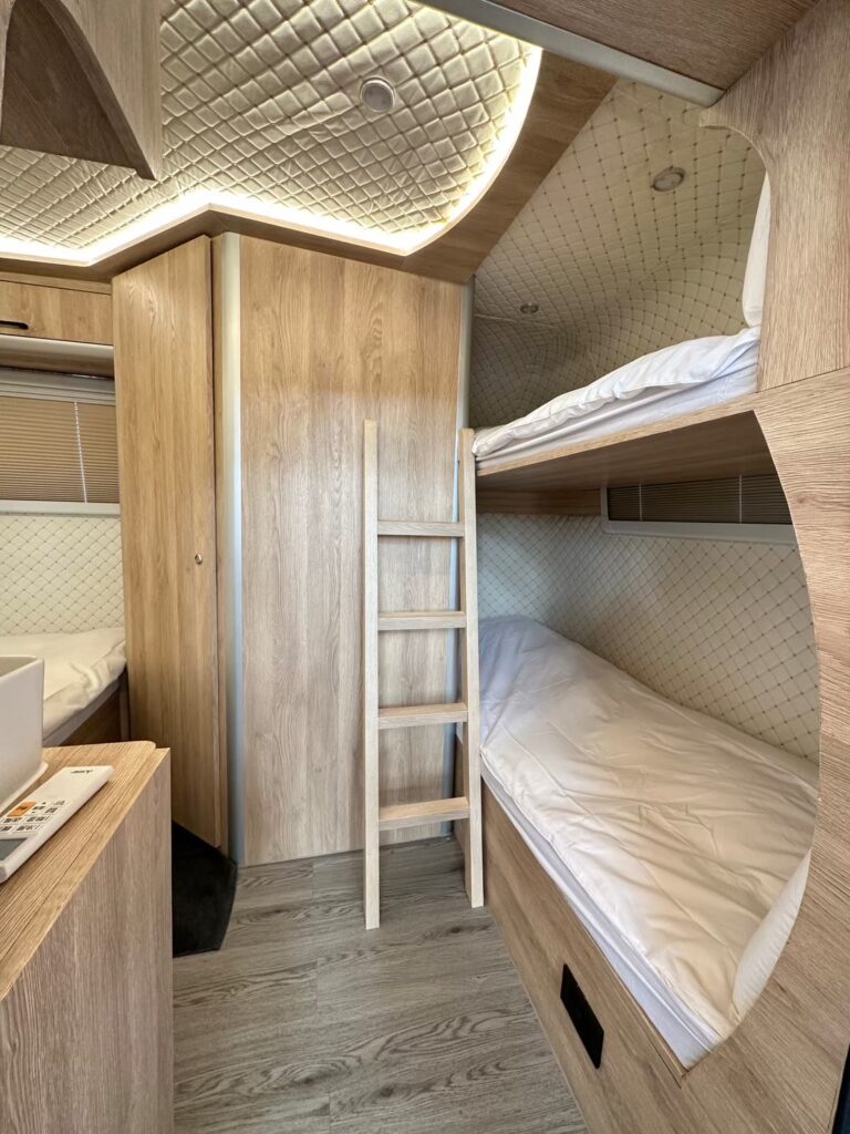牛仔星村 彩蛋親子露營車